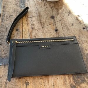 DKNY Blake leather wristlet,new.